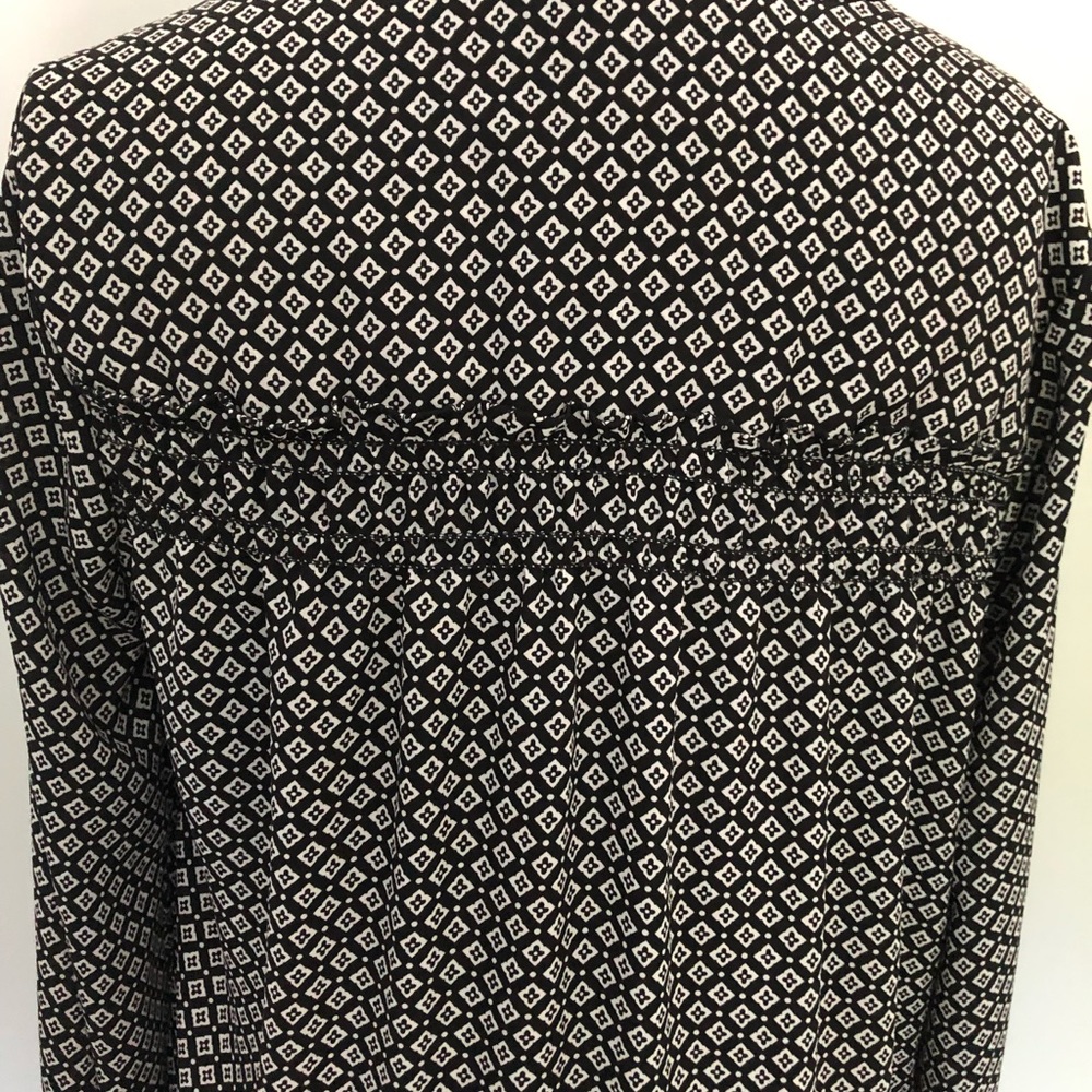 Max Studio Pretty Blouse with front tie and cute sleeves - Picture 5 of 6